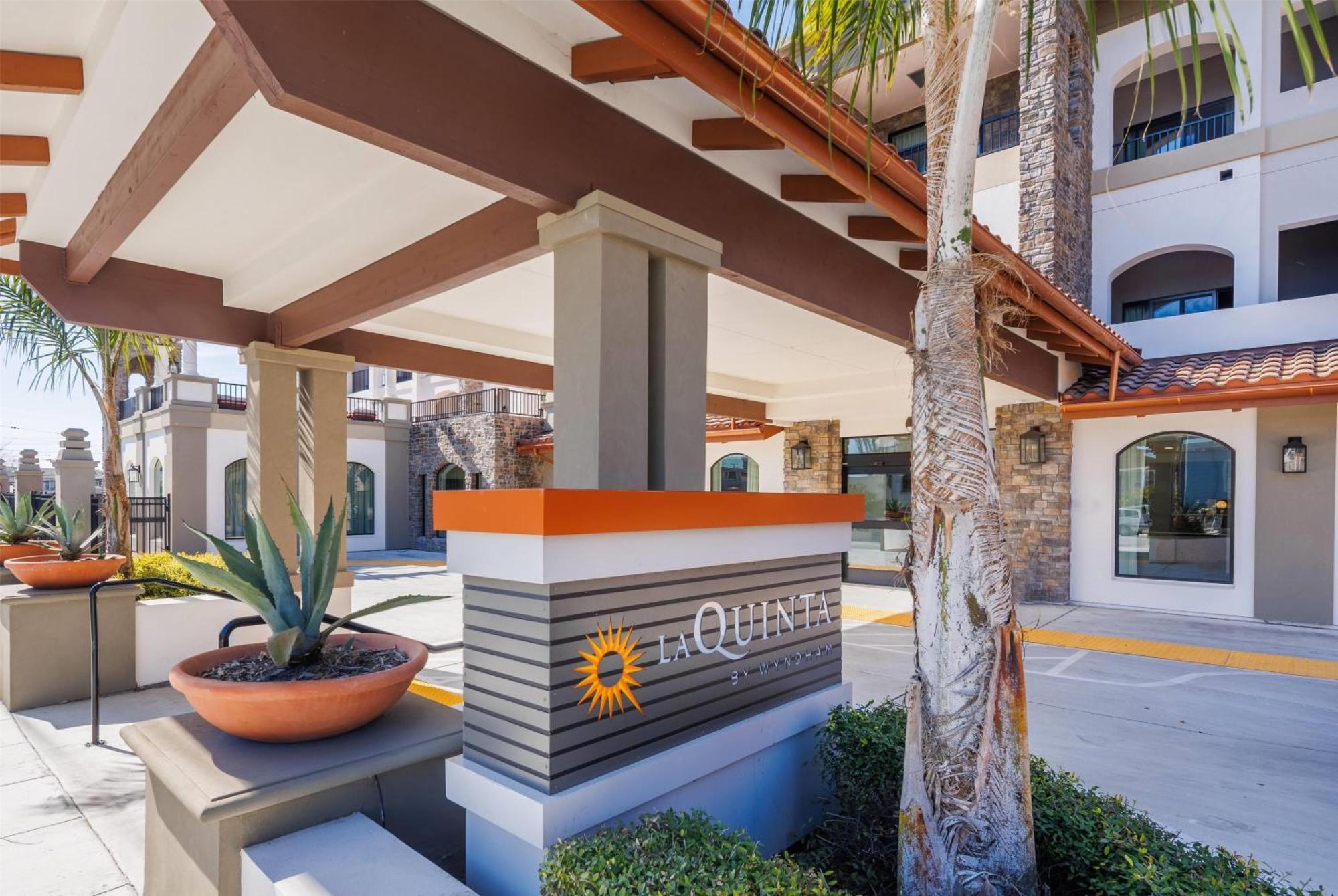 La Quinta Inn & Suites By Wyndham Santa Cruz Exterior foto